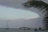 Le ciel se dchire au-dessus de Puerto Ayora.  (23,596 bytes)